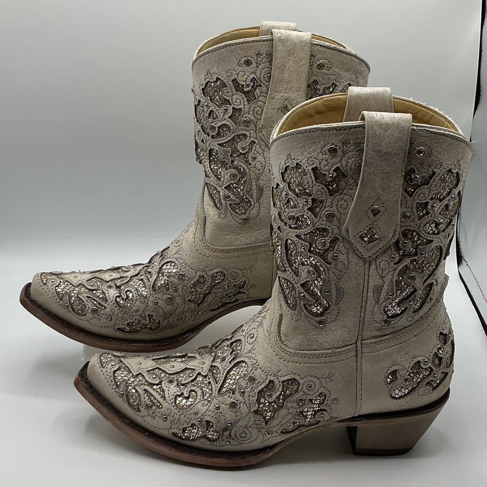 Corral women’s off white glitter inlay and crystal accents. - Picture 7 of 10